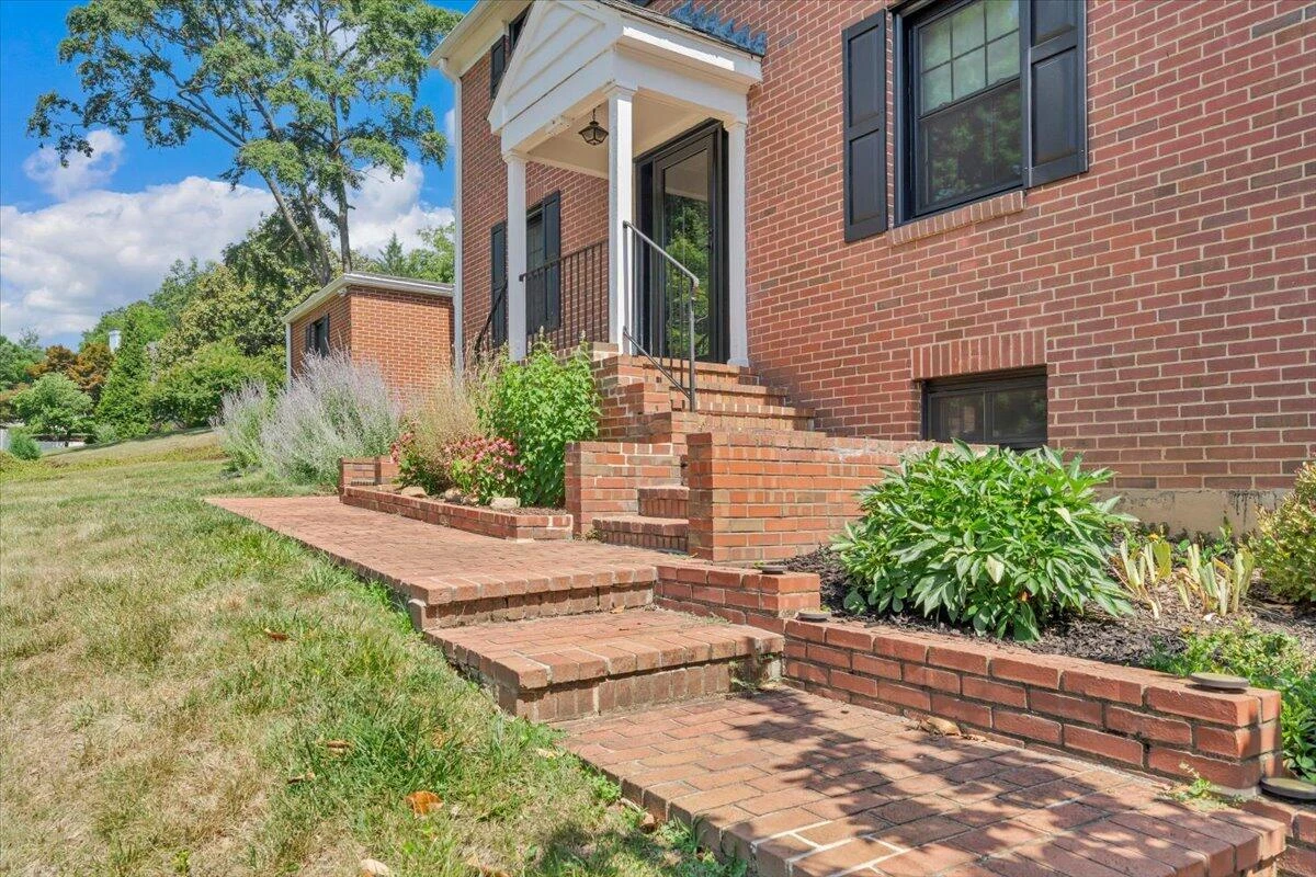 915 Oakwood DR SW - Photo 2