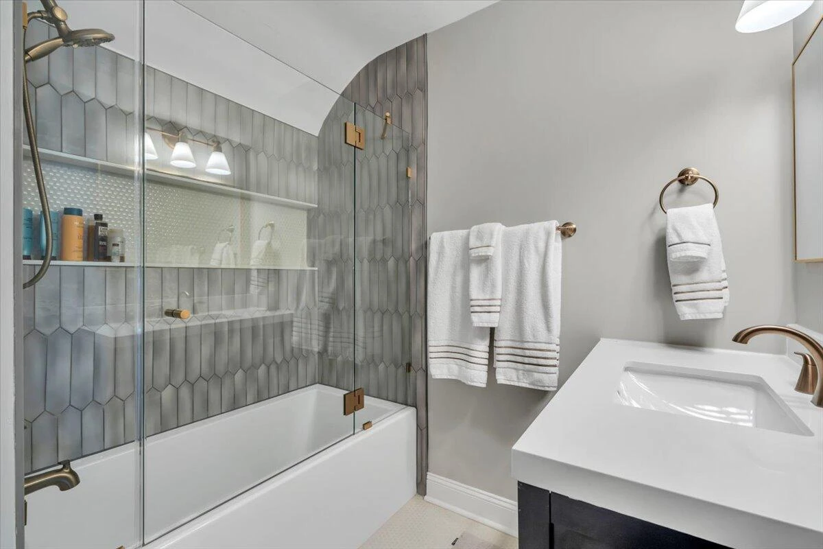 915 Oakwood DR SW - Photo 48