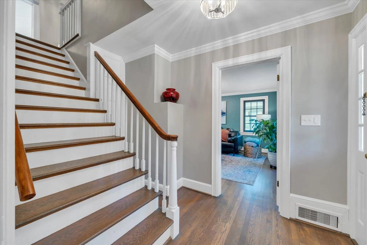 915 Oakwood DR SW - Photo 4