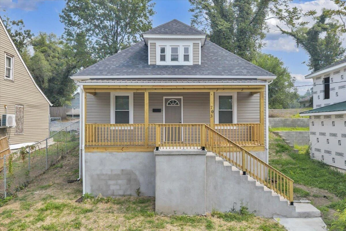 703 Harrison AVE NW