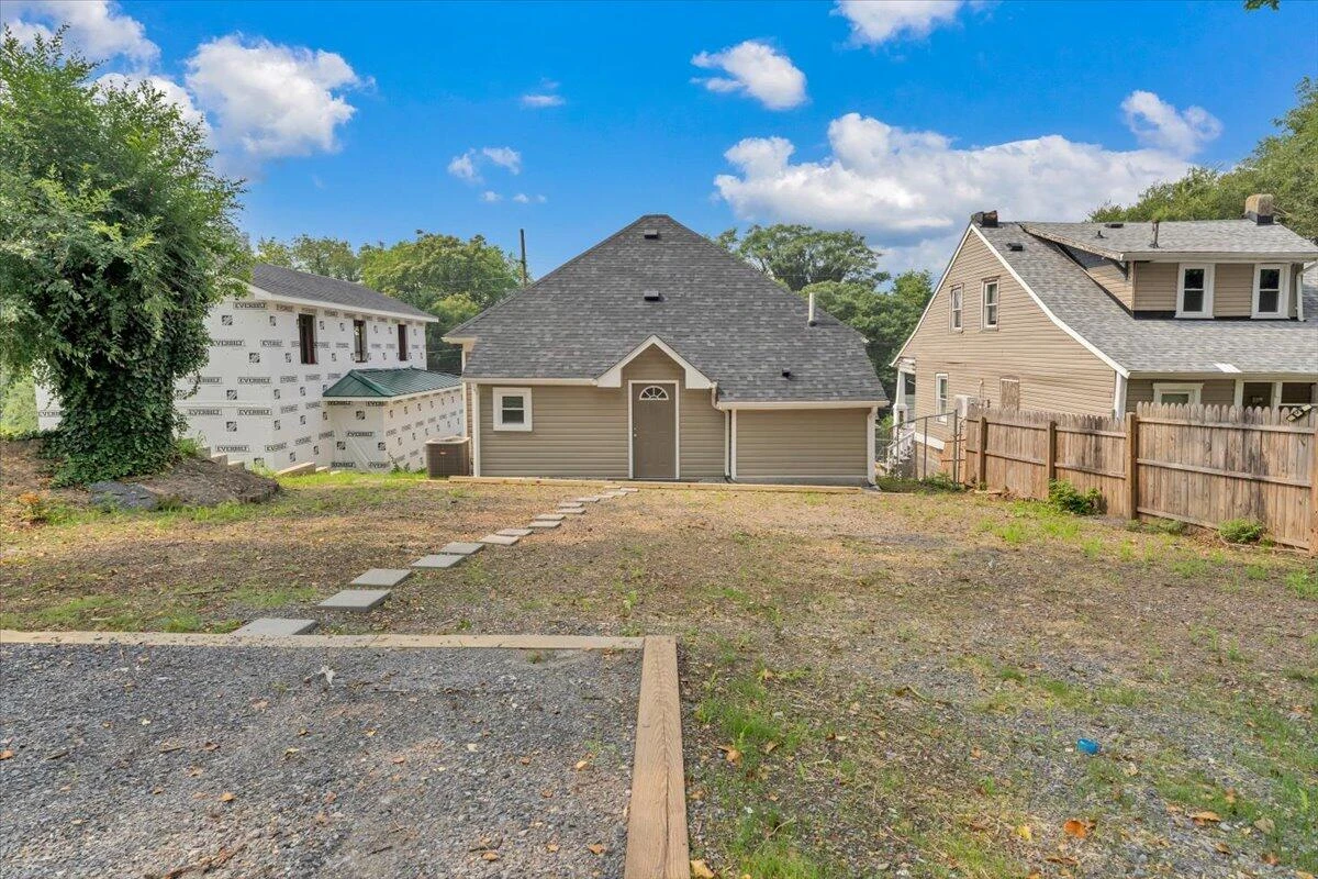 703 Harrison AVE NW - Photo 32