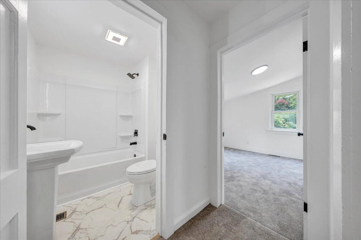 1433 Gladstone AVE SE - Photo 10