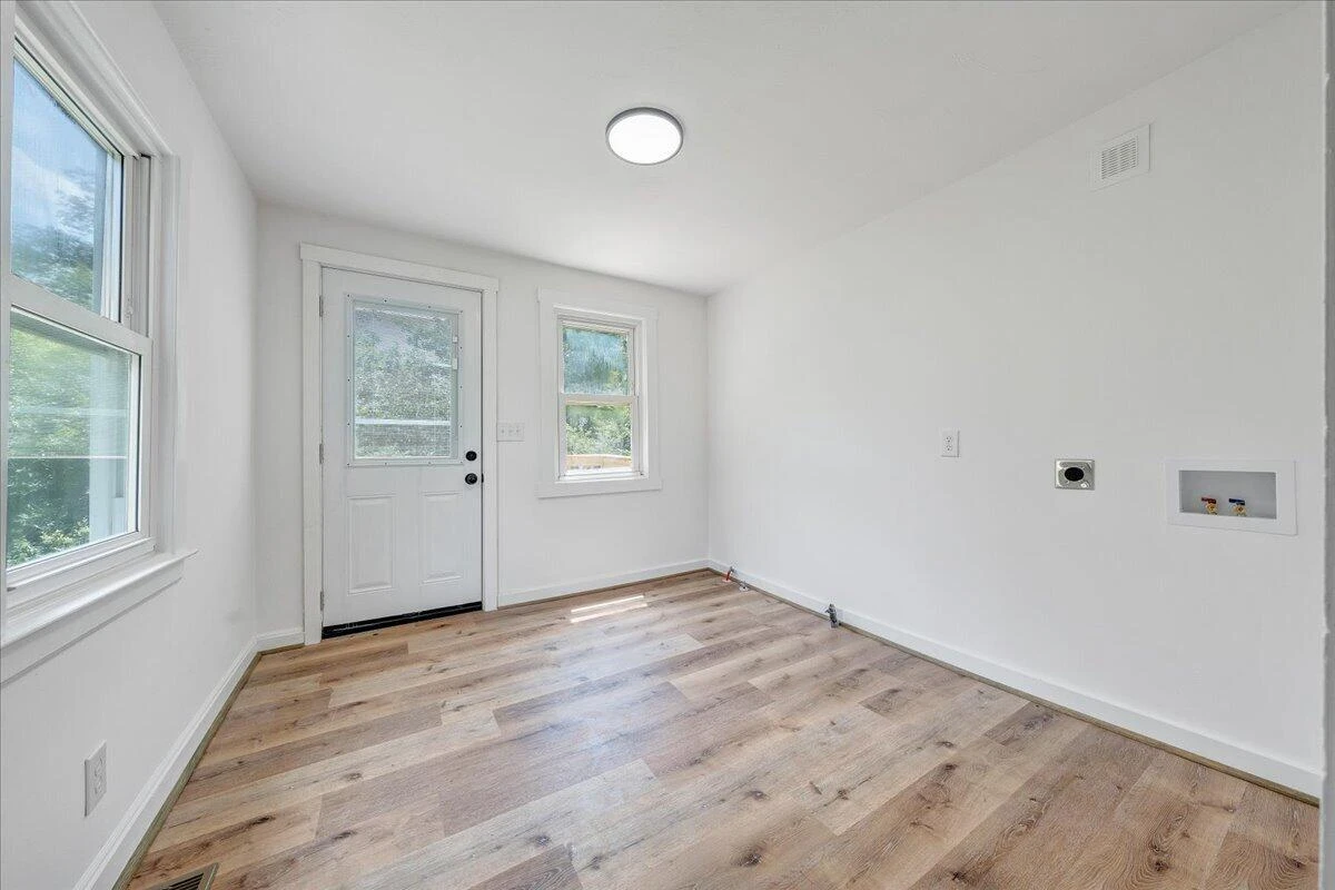 1433 Gladstone AVE SE - Photo 13