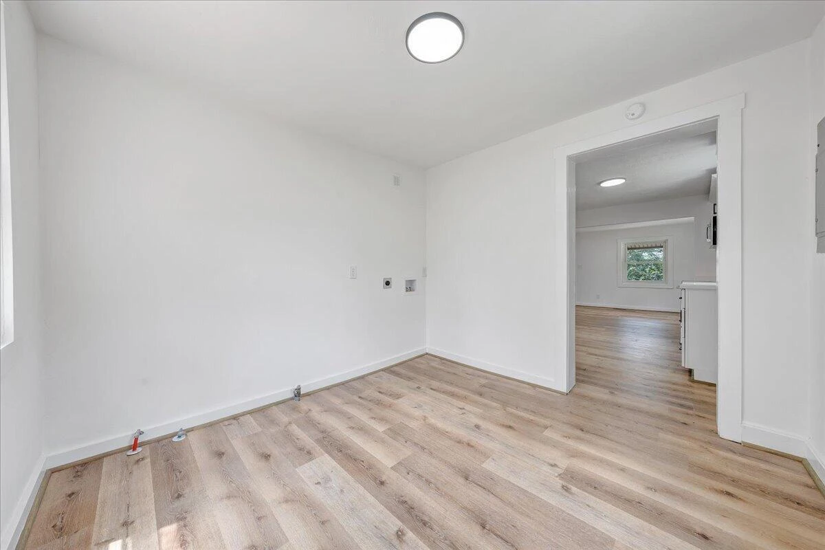 1433 Gladstone AVE SE - Photo 14