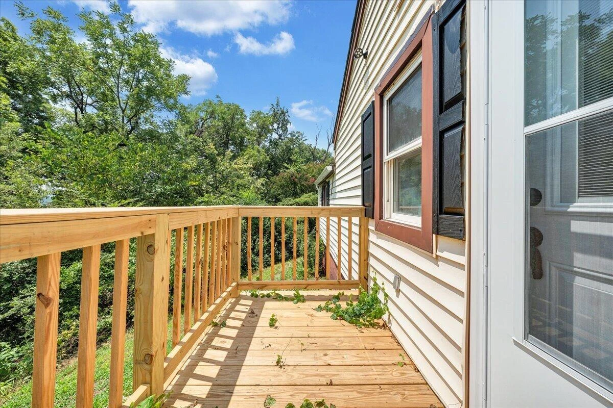 1433 Gladstone AVE SE - Photo 15