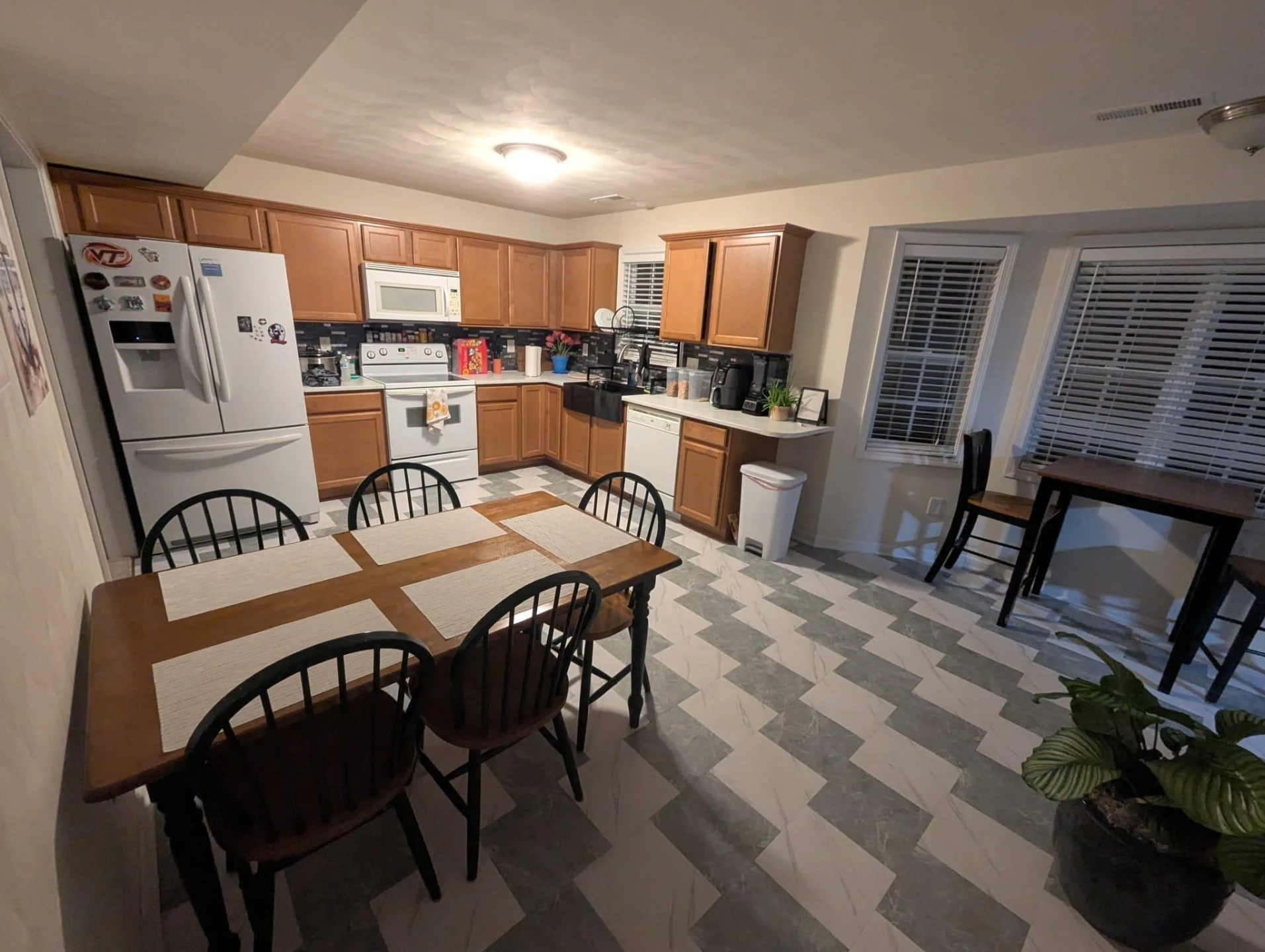 515 Windsor DR NW - Photo 2
