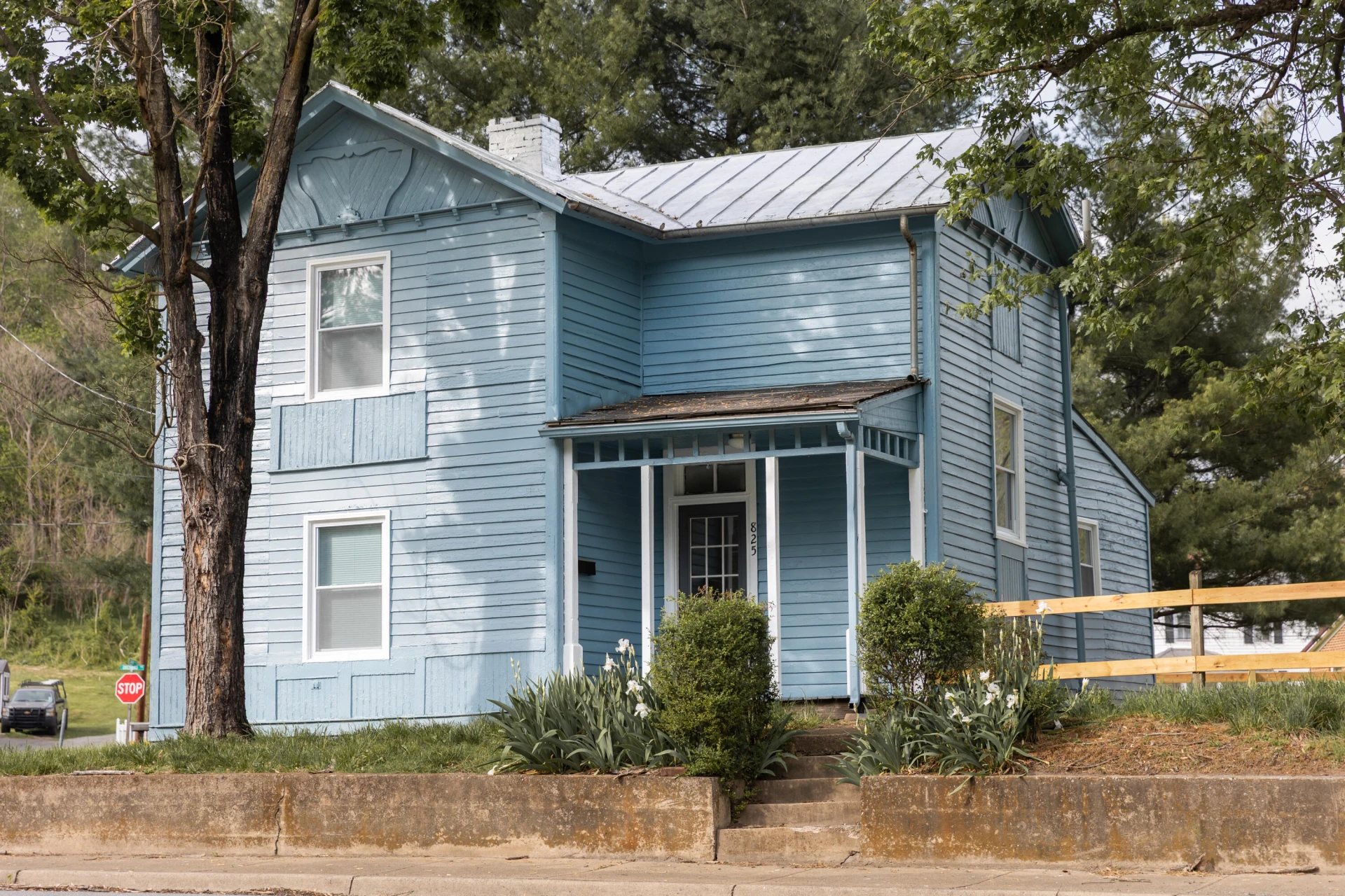825 W 29th St - Photo 2