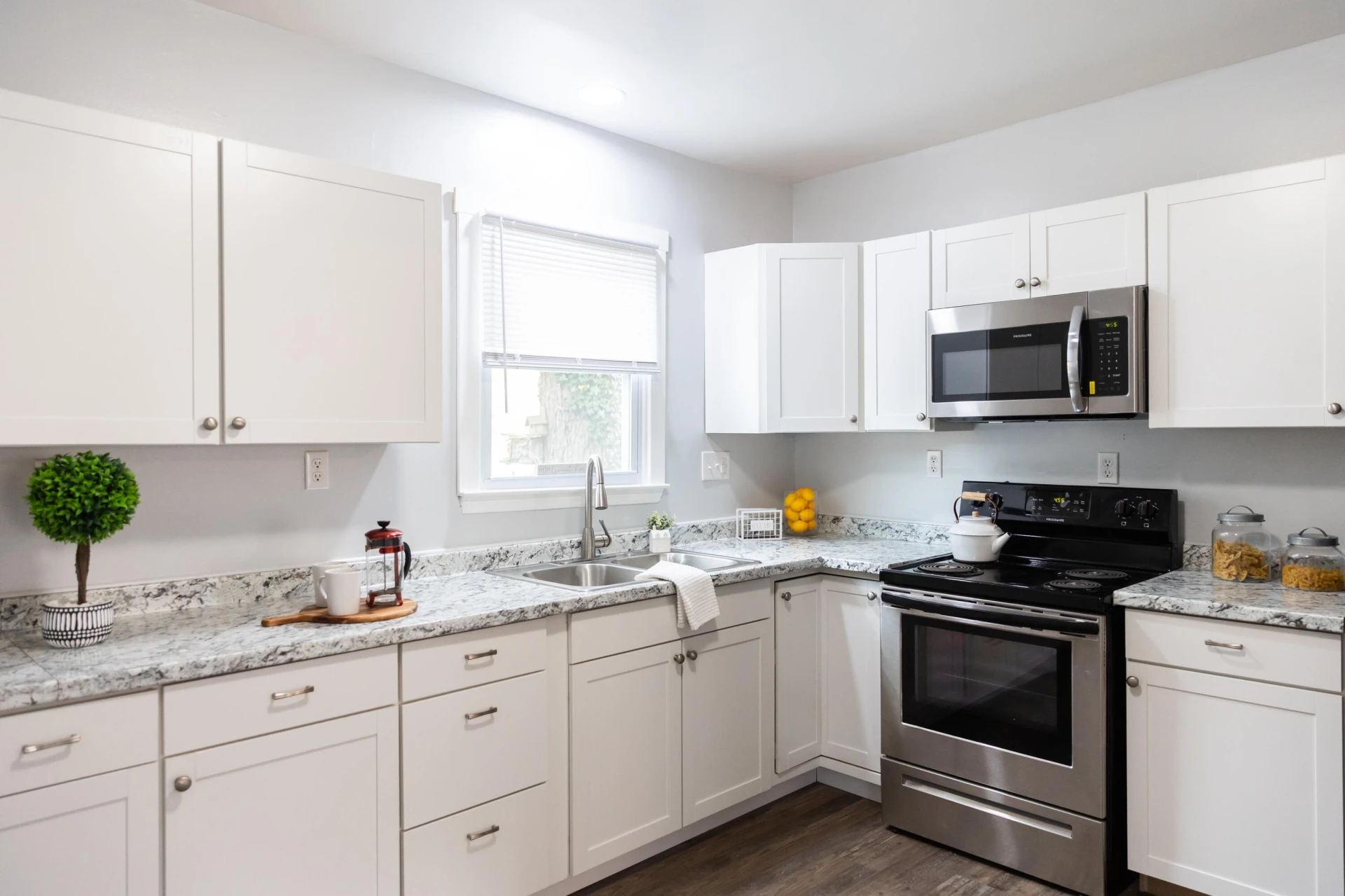 825 W 29th St - Photo 3