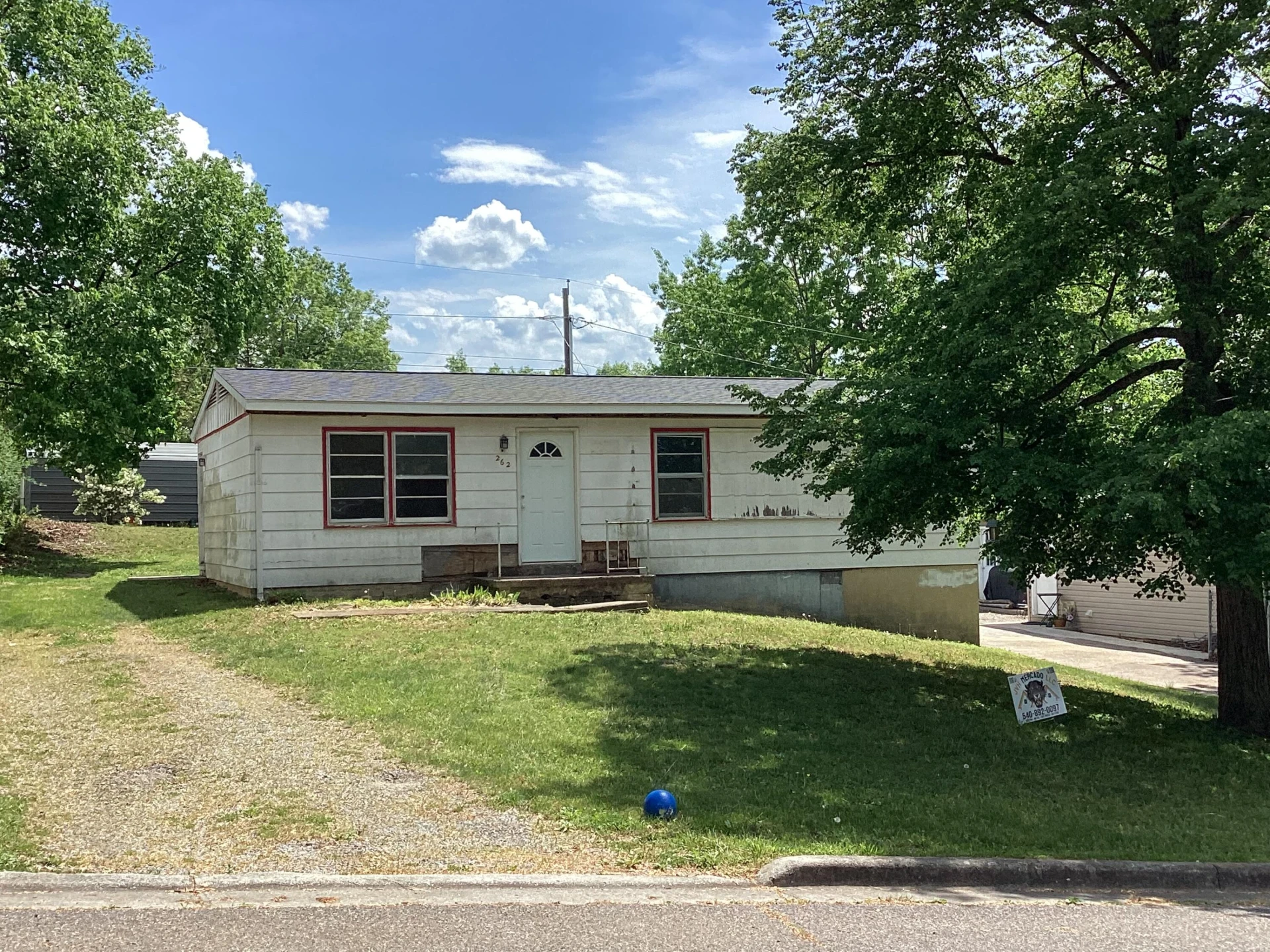 262 E 35th St - Photo 2