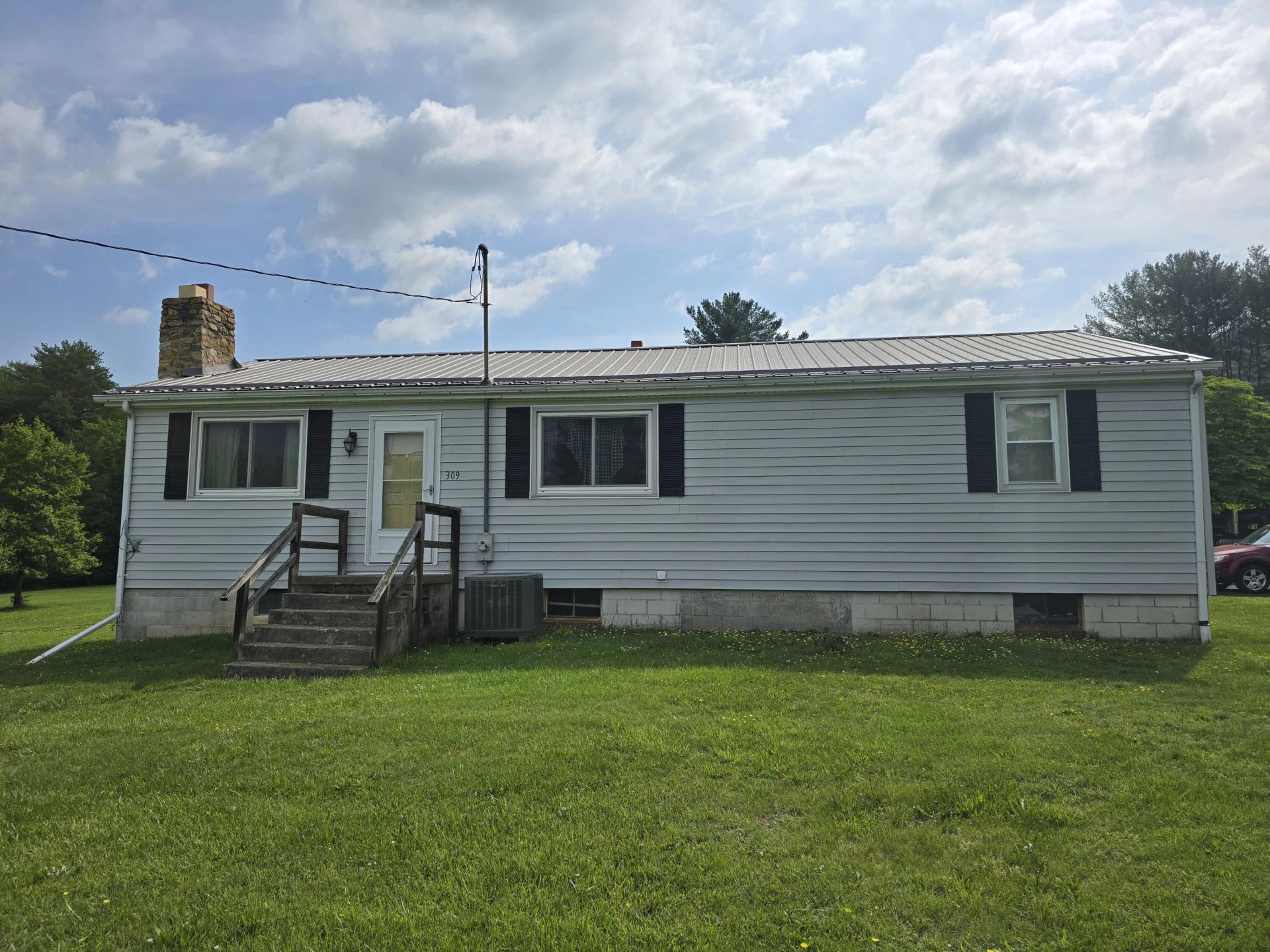 307 Treetop Dr