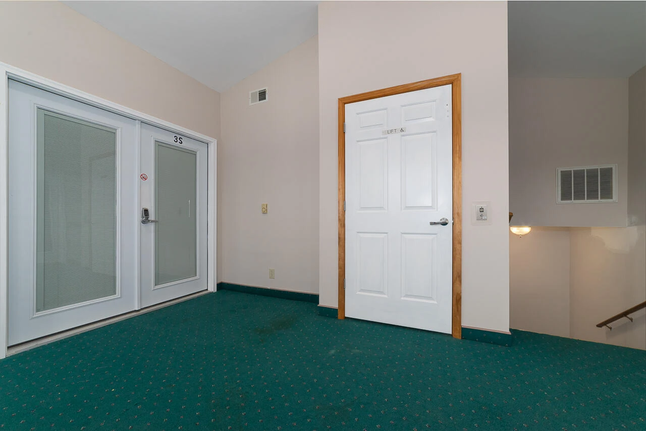 45 NE Castle Court - Photo 36