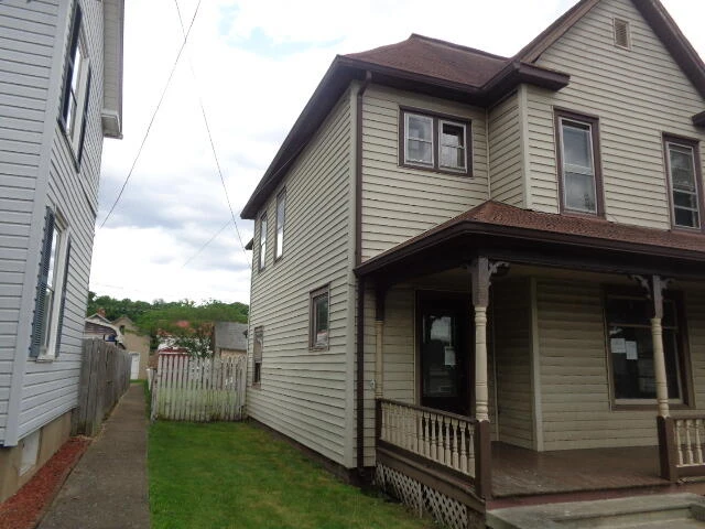 211 E Beech St - Photo 3