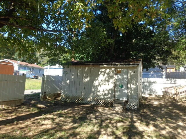 213 E 35th St - Photo 28