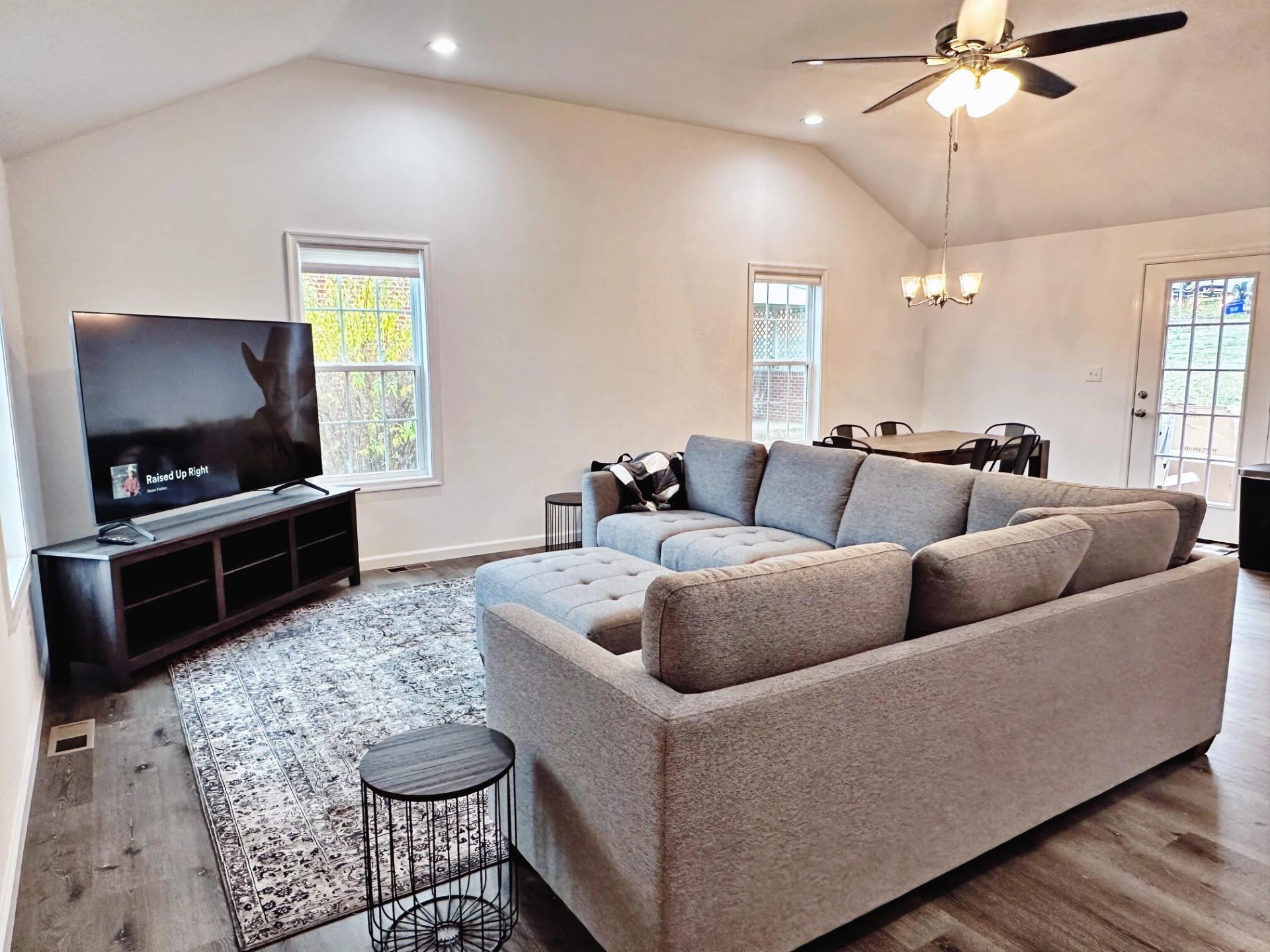 1744 Cedar Ave - Photo 3