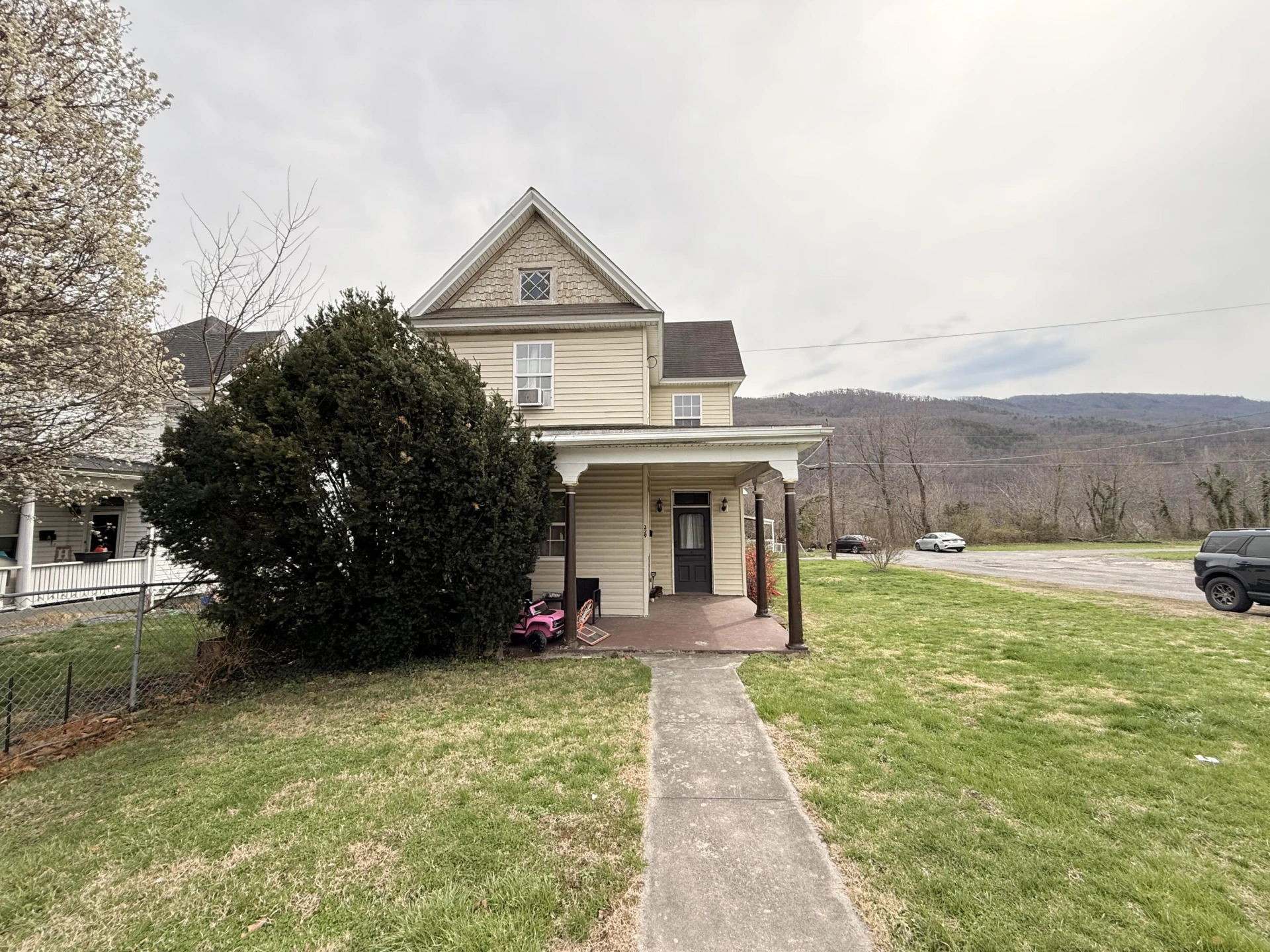329 W Ridgeway St - Photo 3