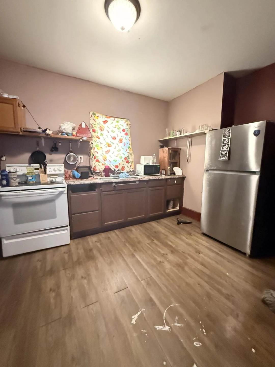 561 Roxbury St - Photo 5