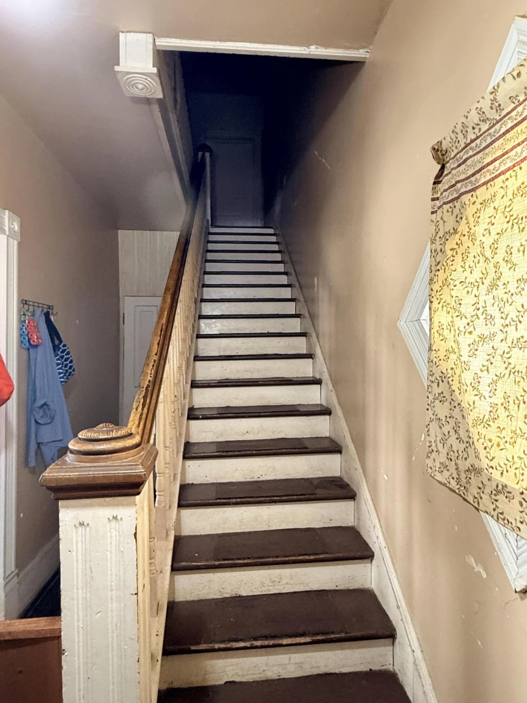 581 Roxbury St - Photo 2