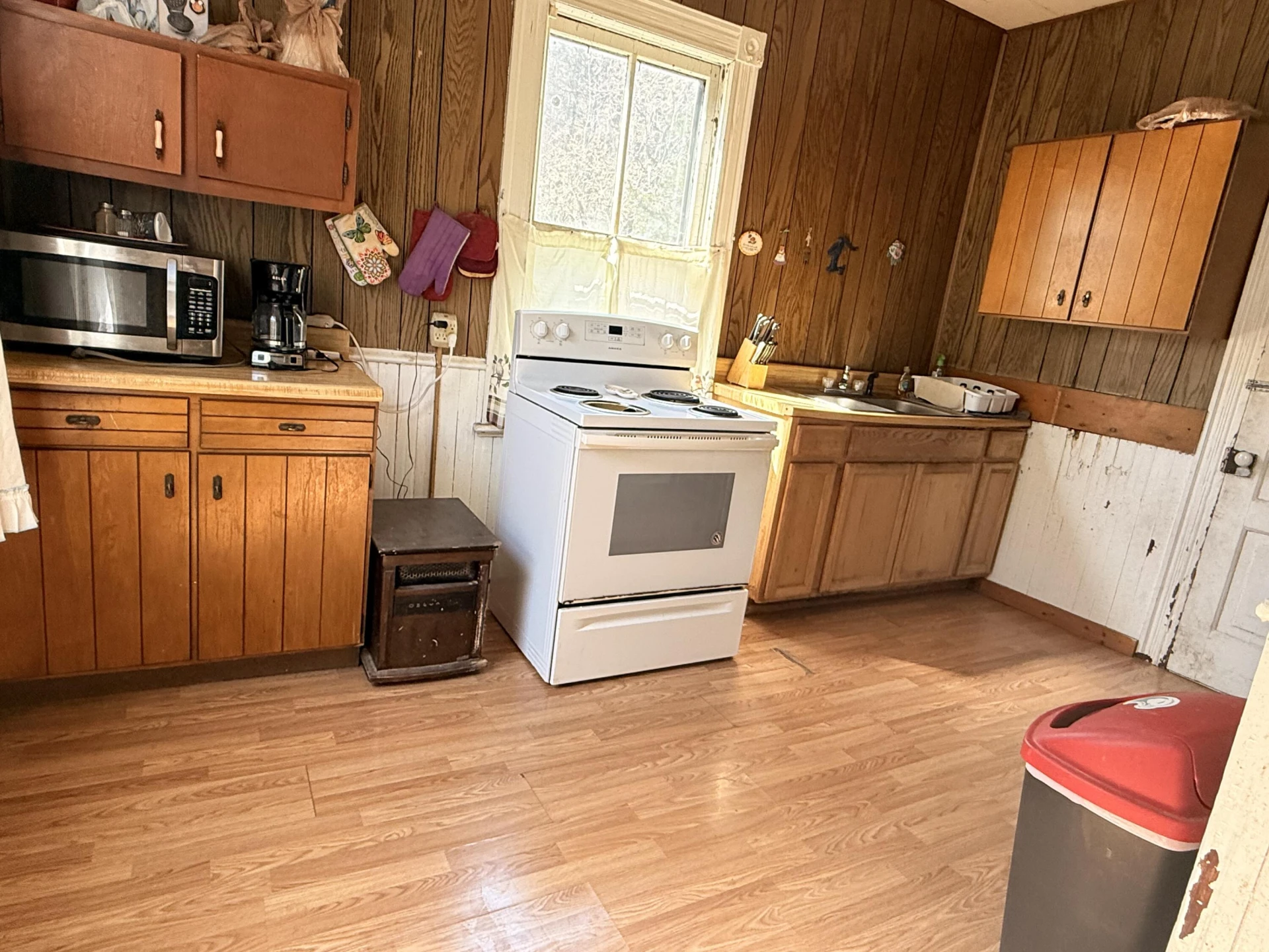 581 Roxbury St - Photo 6