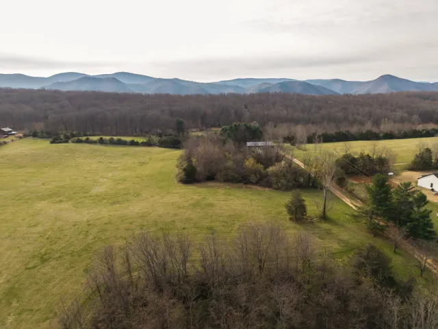 7598 N LEE Highway, Raphine, VA, 24472