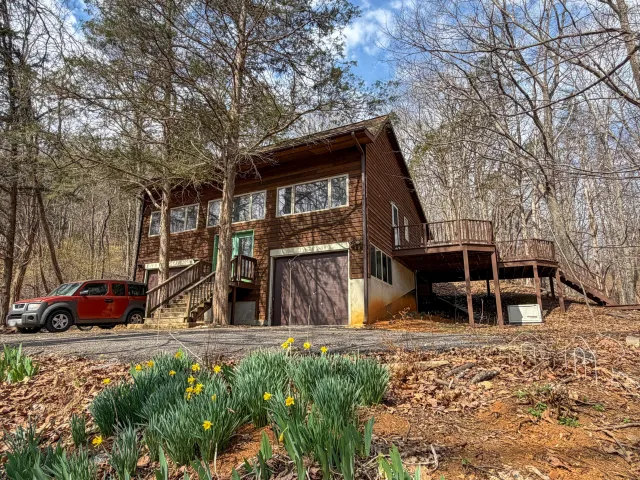 448 HOLLOW Ln