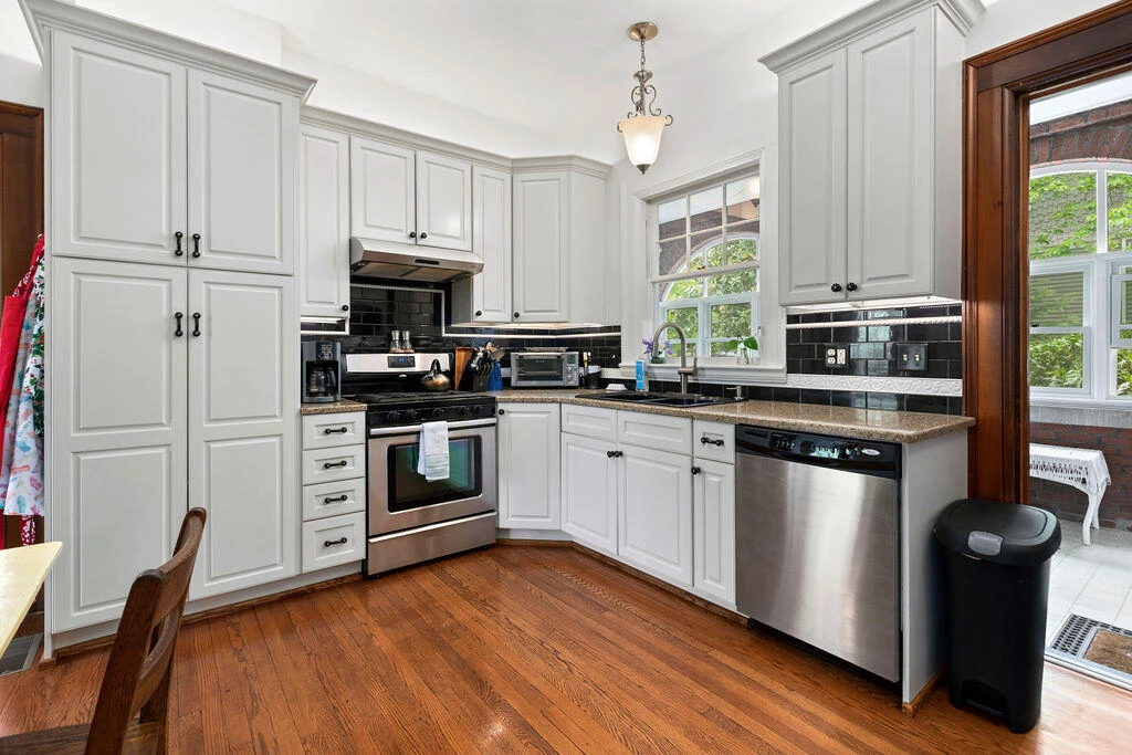505 JACKSON Ave - Photo 15
