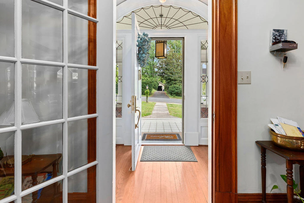 505 JACKSON Ave - Photo 3
