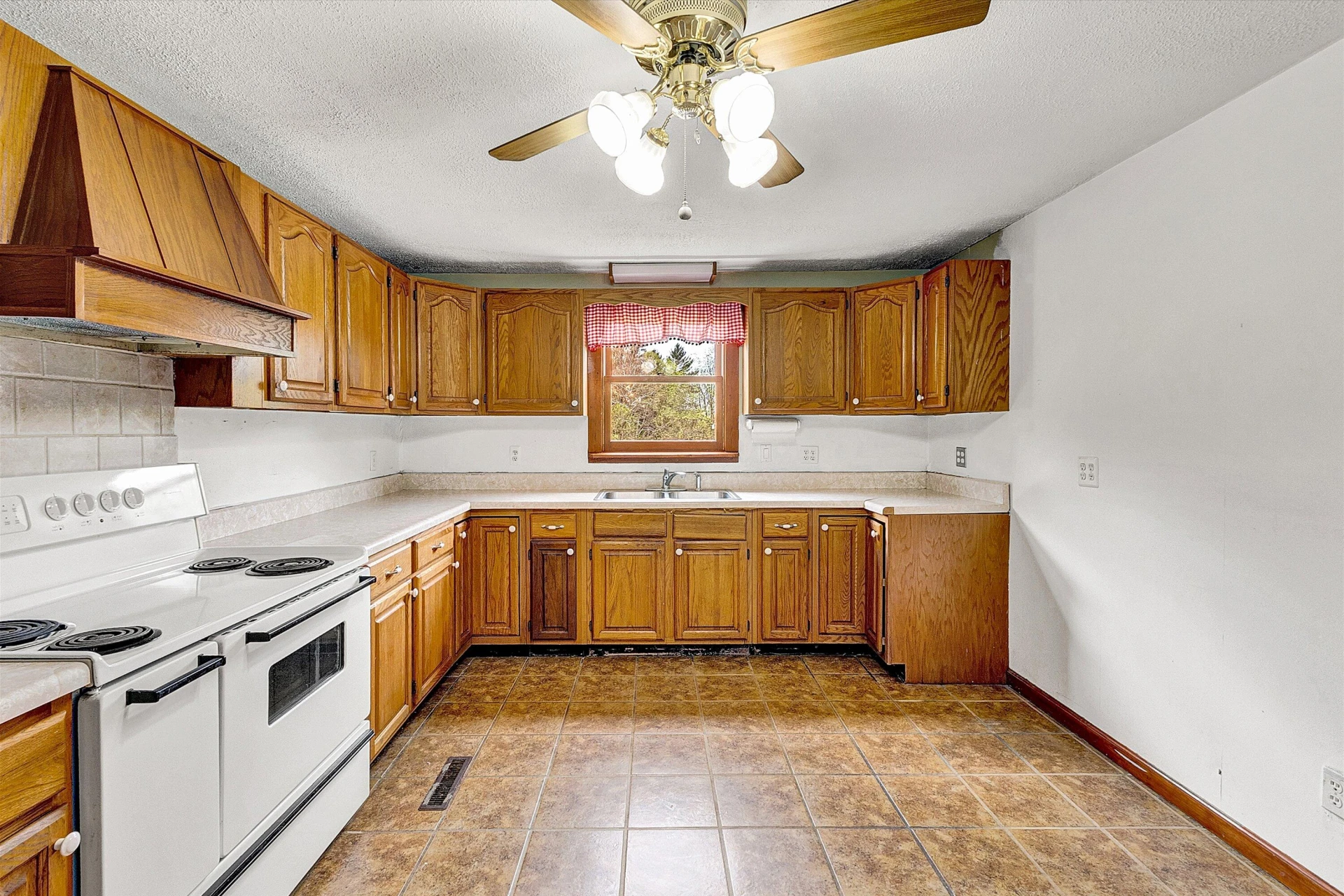 1220 Railroad Ave - Photo 12