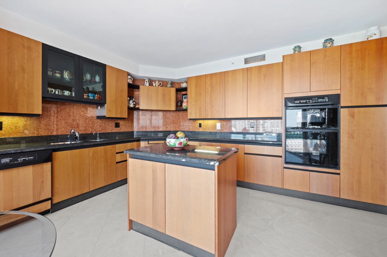 17555 Collins Ave  Sunny Isles Fl 33160