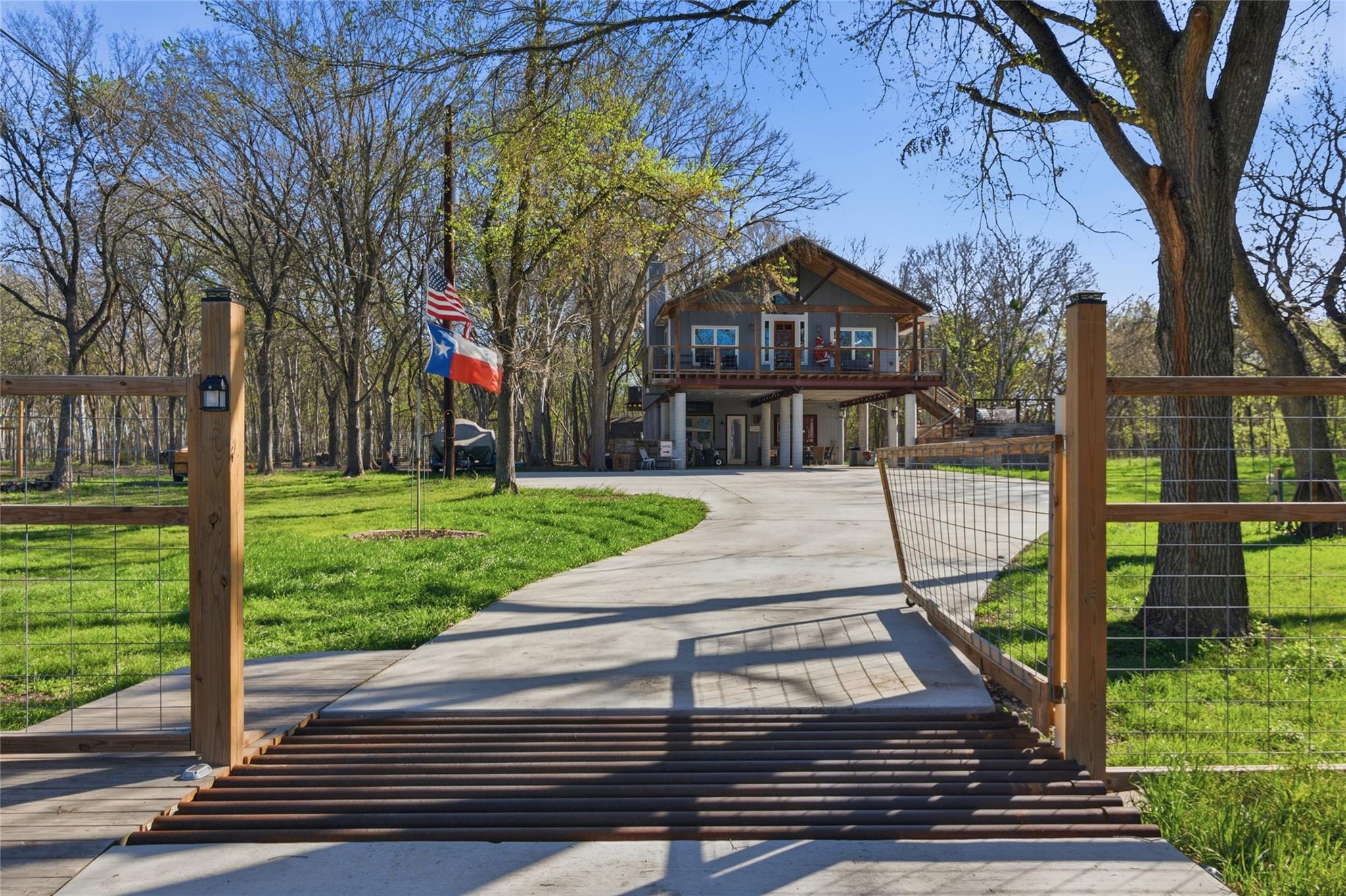 121 Lakeside DR photo 1