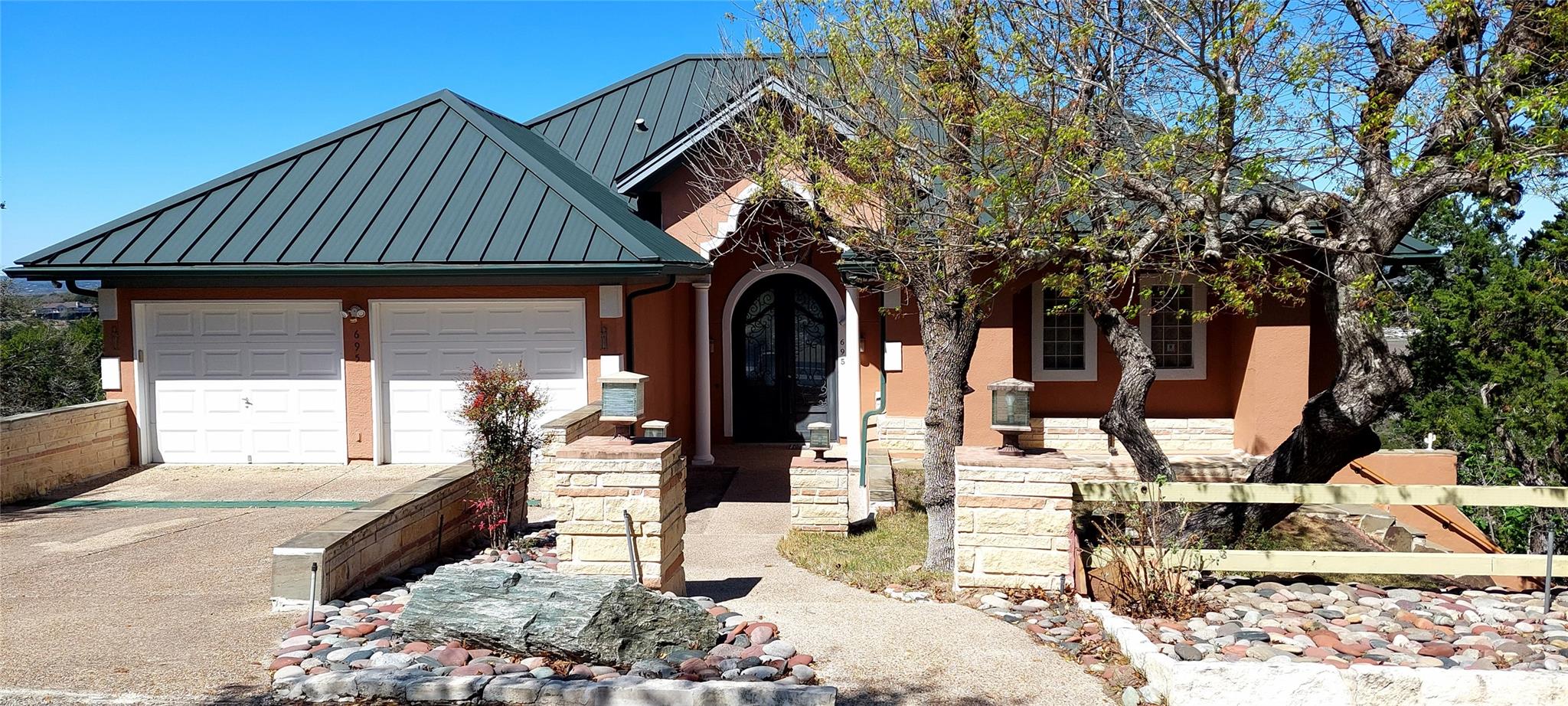 695 Sunset DR photo 3