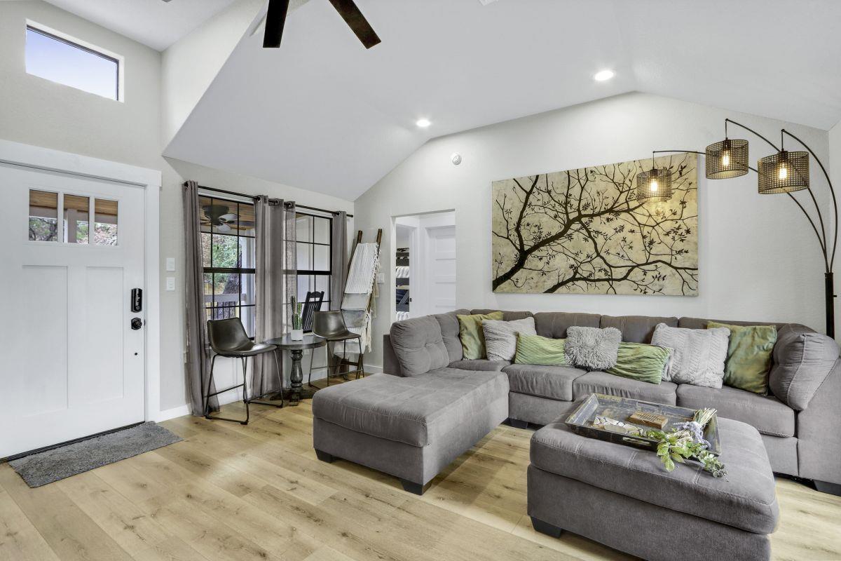 106 Chapparal CIR photo 2