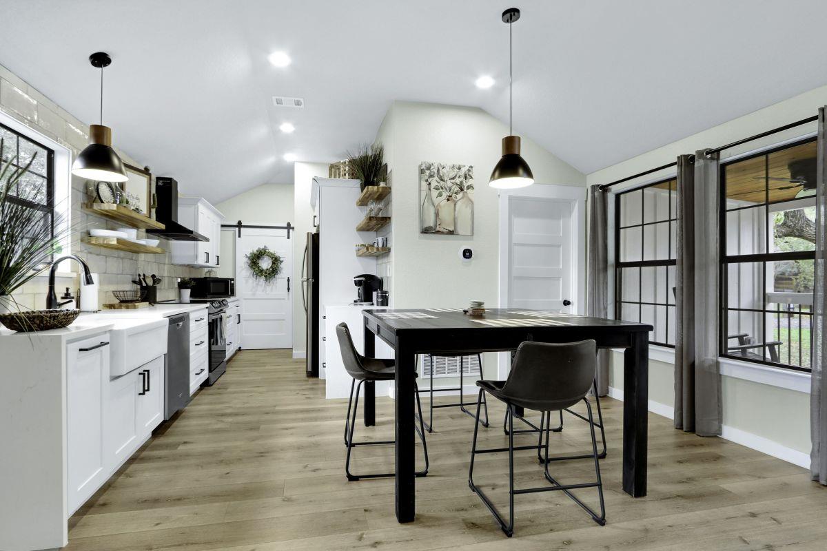 106 Chapparal CIR photo 7