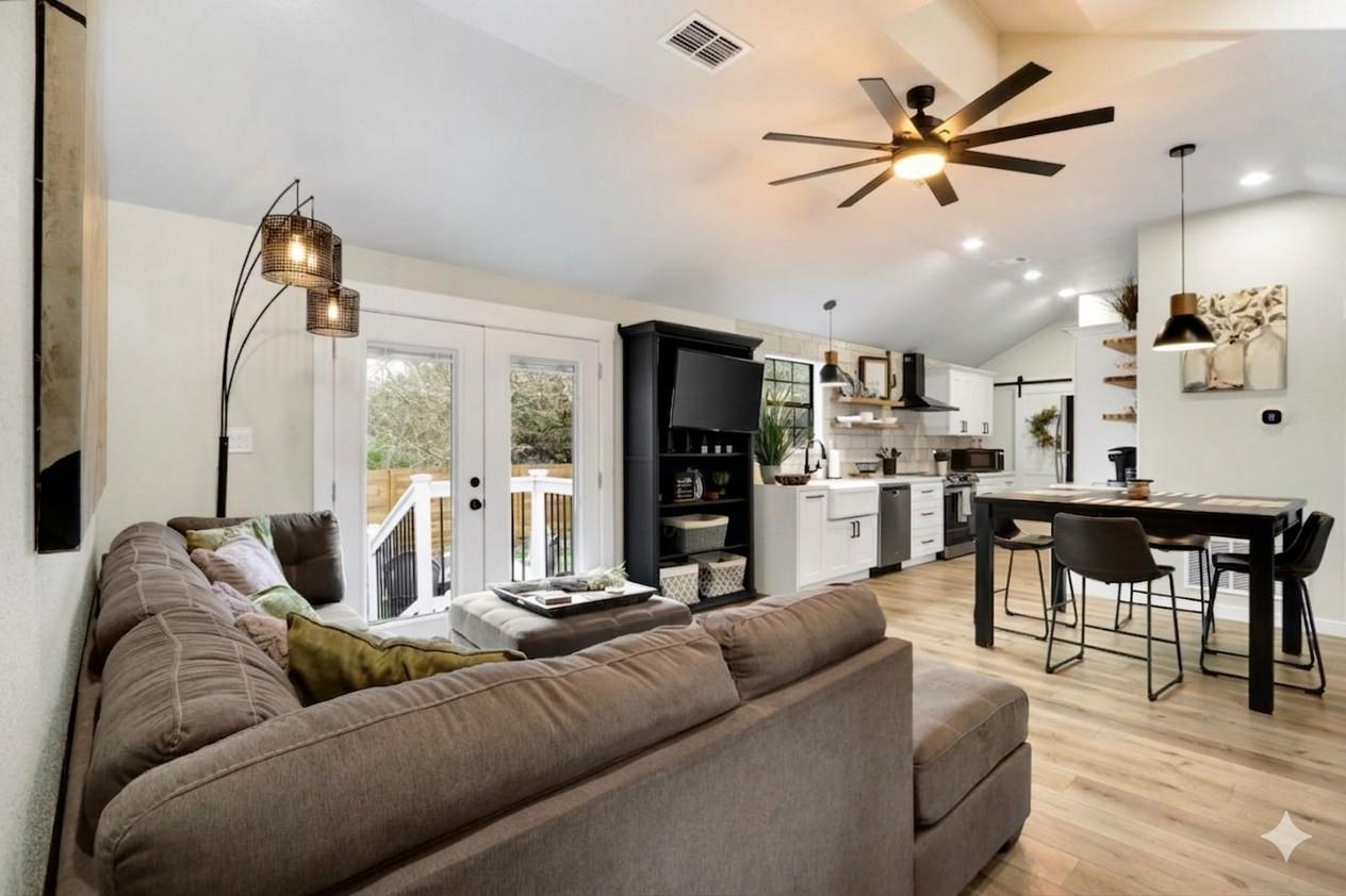 106 Chapparal CIR photo 3