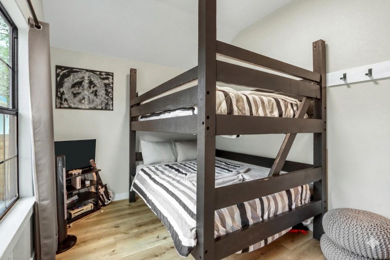 106 Chapparal CIR photo 24