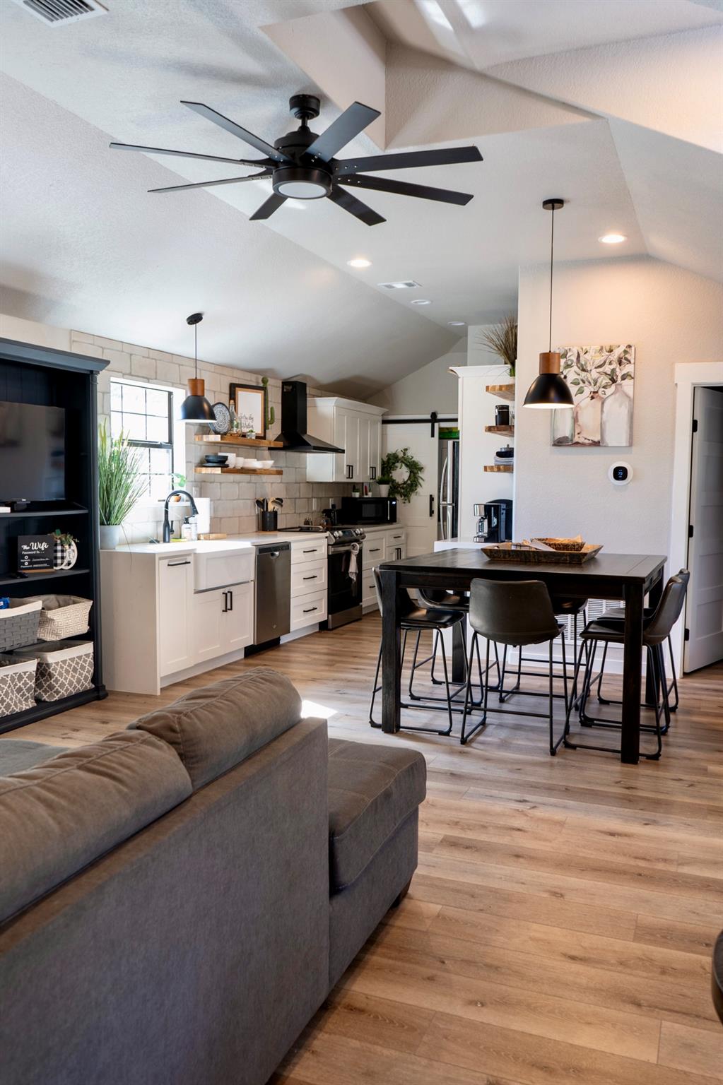 106 Chapparal CIR photo 4