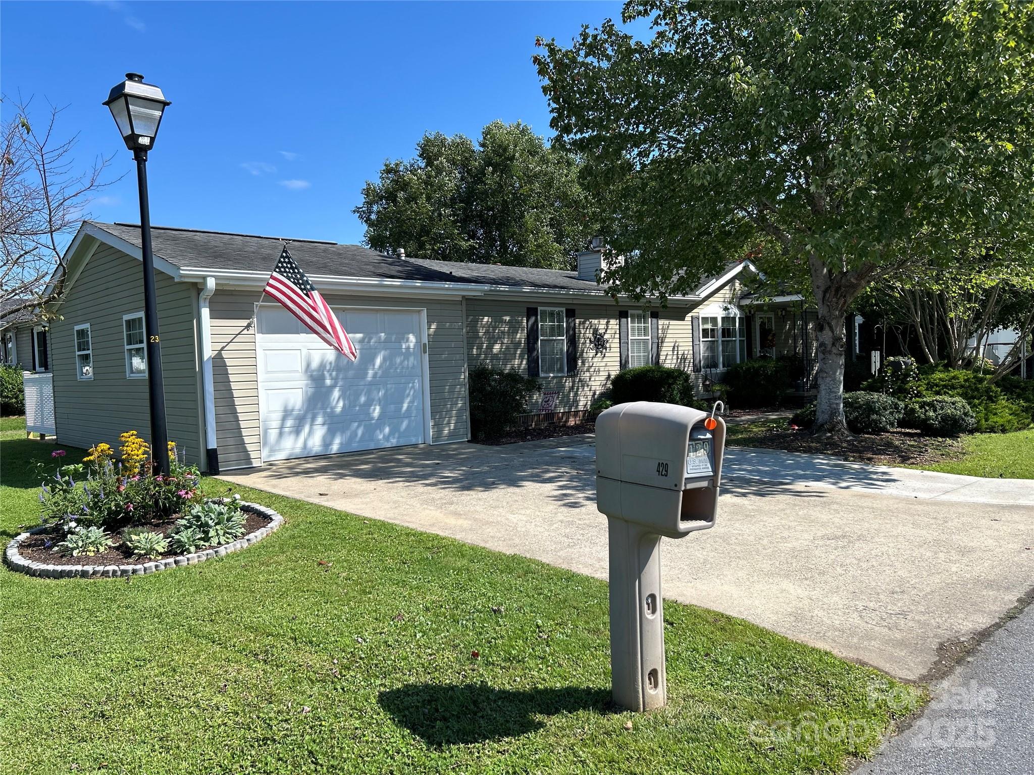 429 Riverwind Dr, Hendersonville, NC 28739