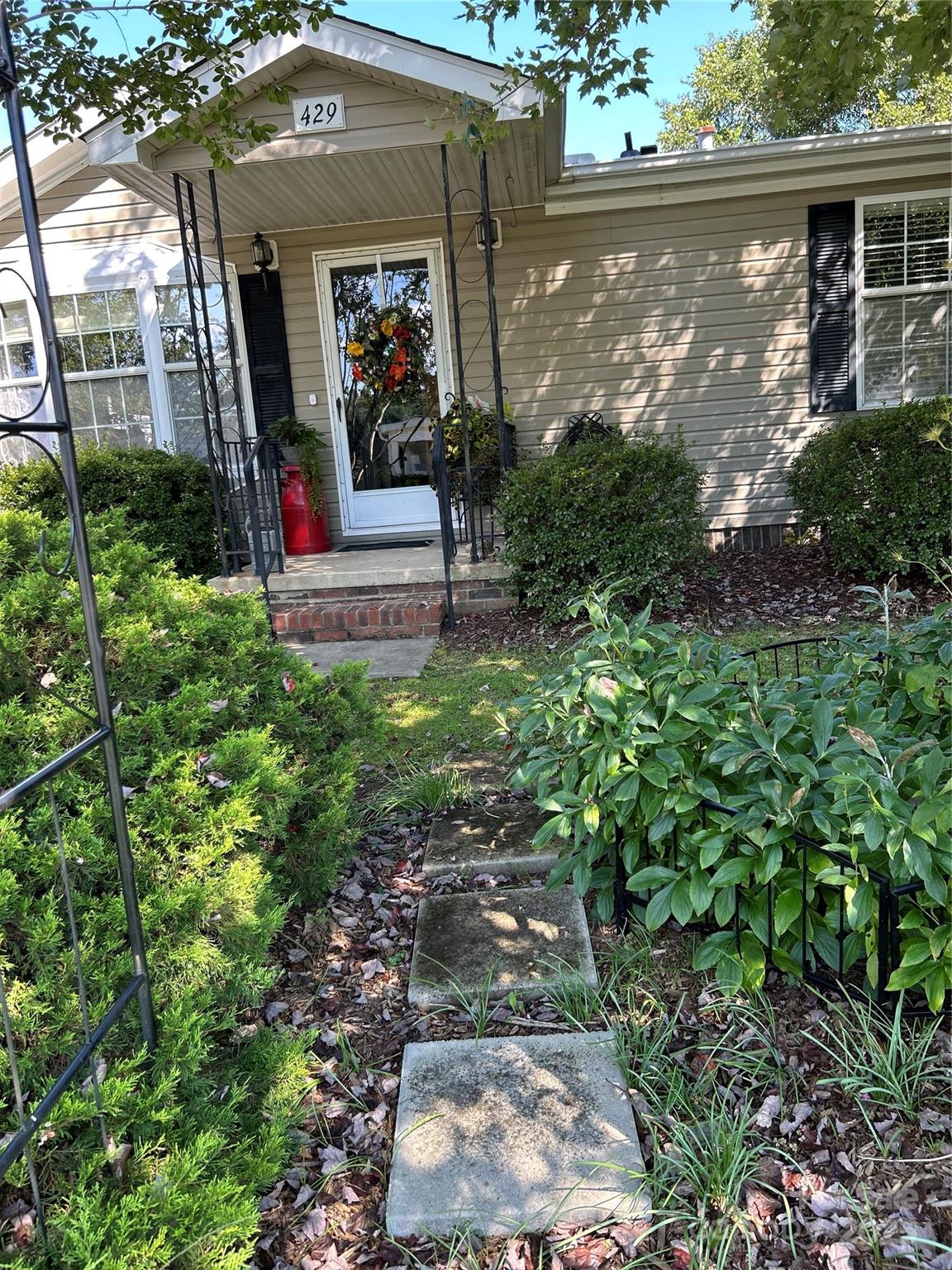 429 Riverwind Dr, Hendersonville, NC 28739