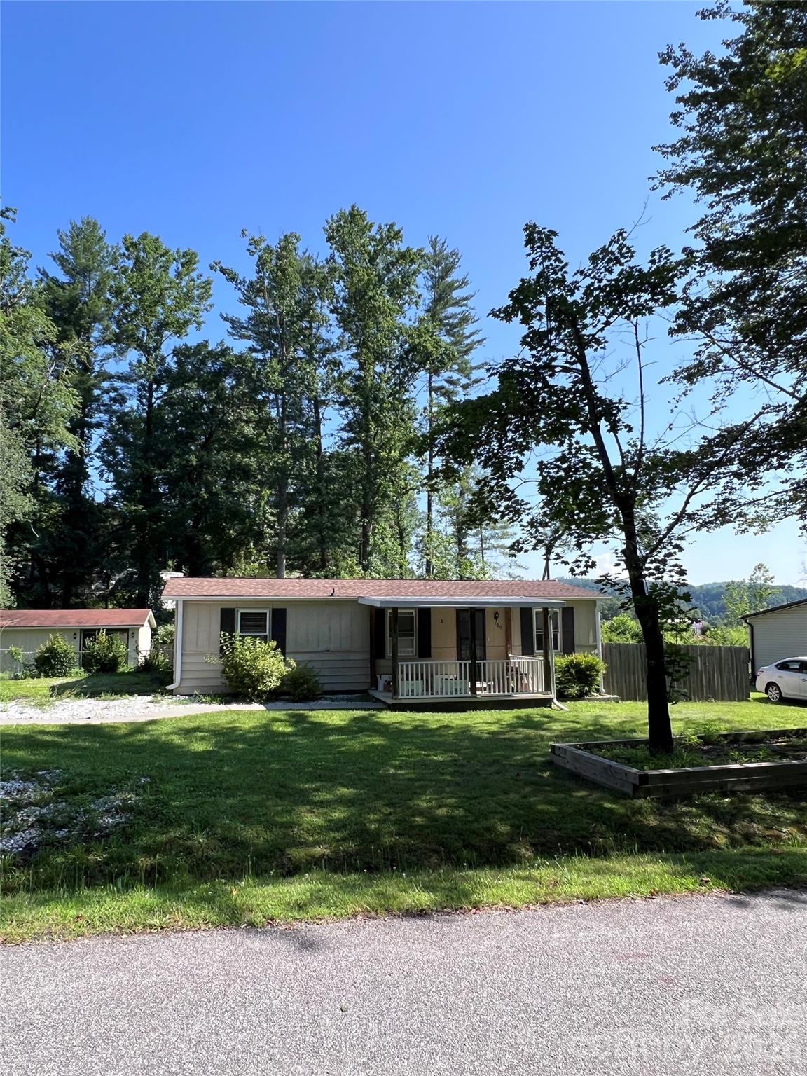 150 Piney Ridge Dr, Hendersonville, NC 28791