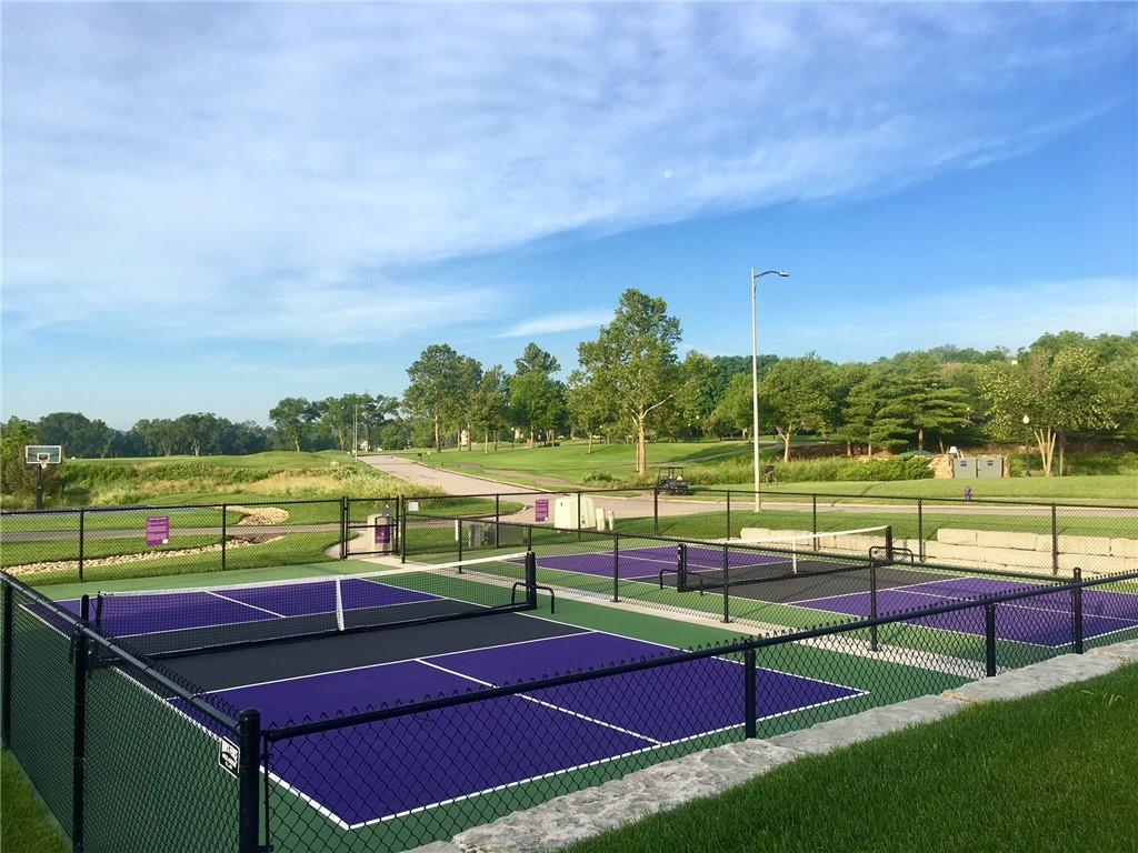 6526 Ridge Rd, Parkville, MO 64152