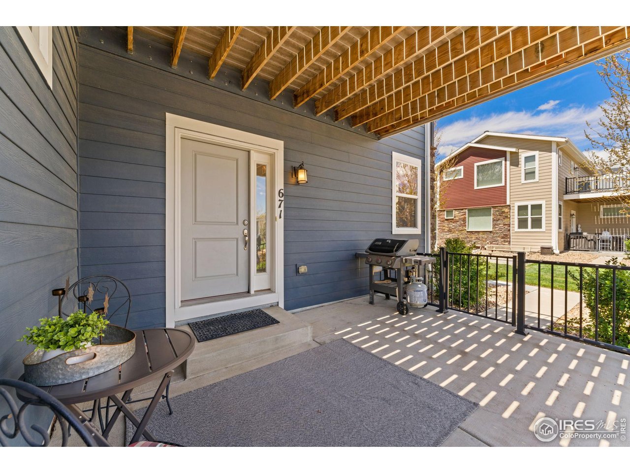 671 Robert St
