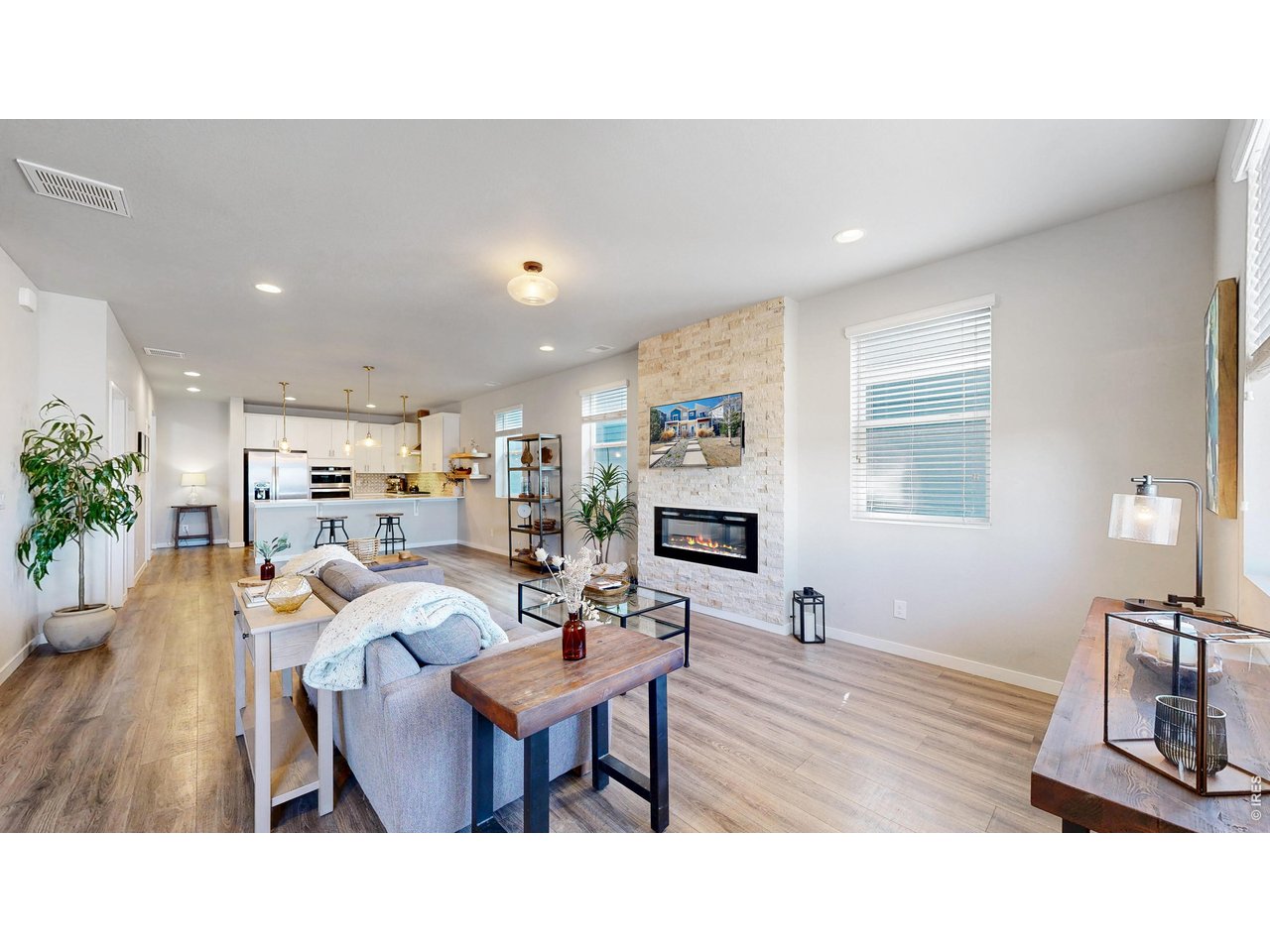 1083 Mountain Dr