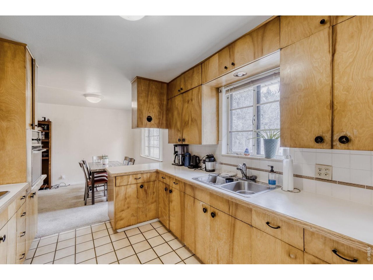 1937 W Lake St
