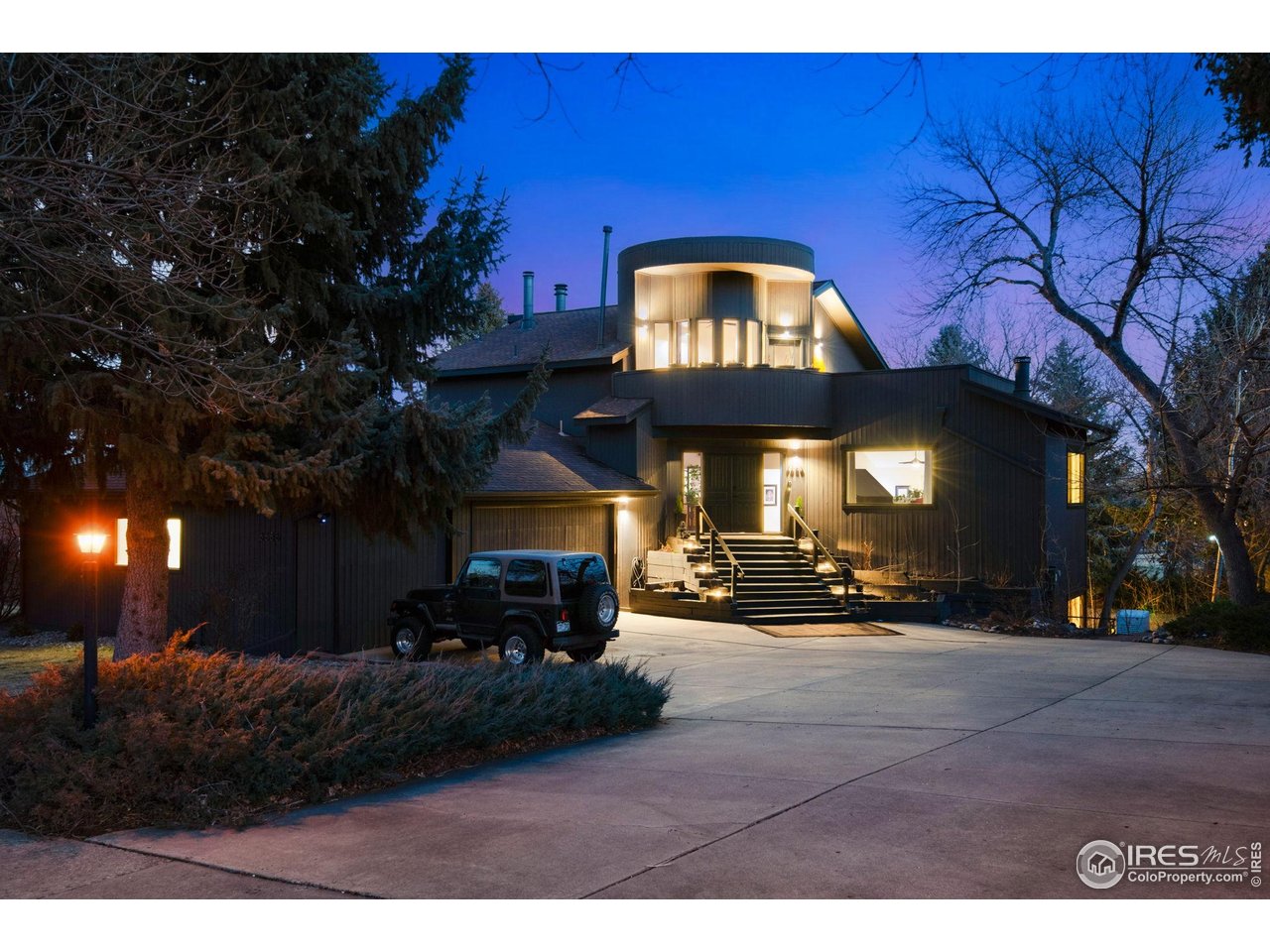 6686 Fairways Dr