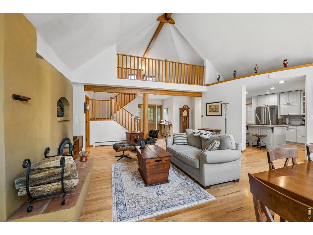 733 Lakeshore Dr