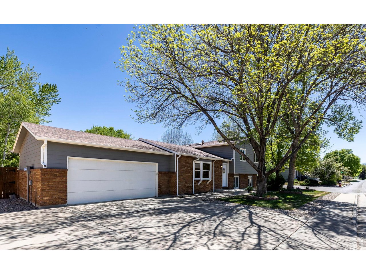 2742 W Redbud Dr