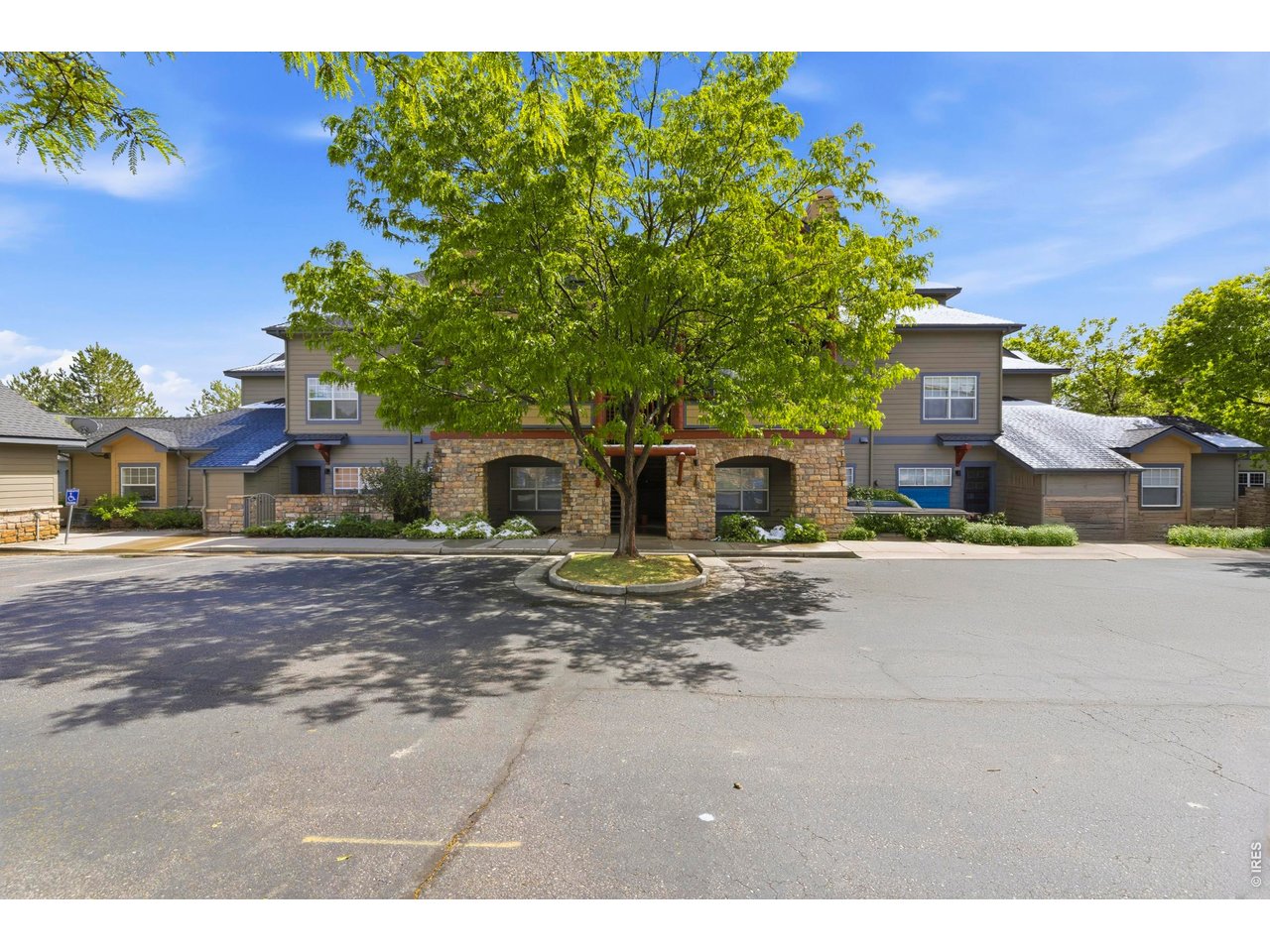 5220 Boardwalk Dr