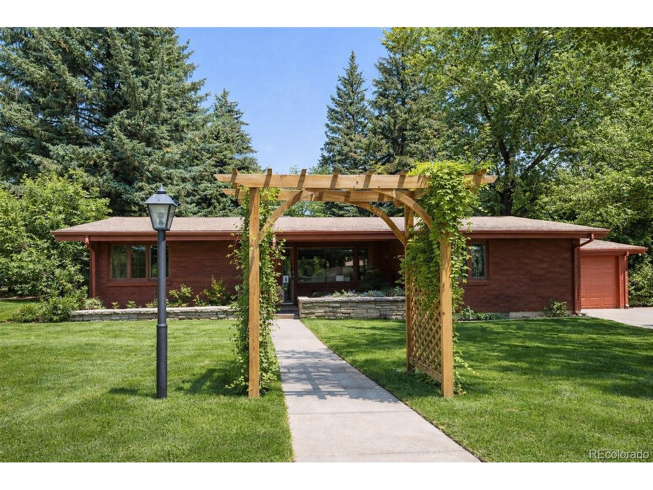 1333 Mariposa Ave