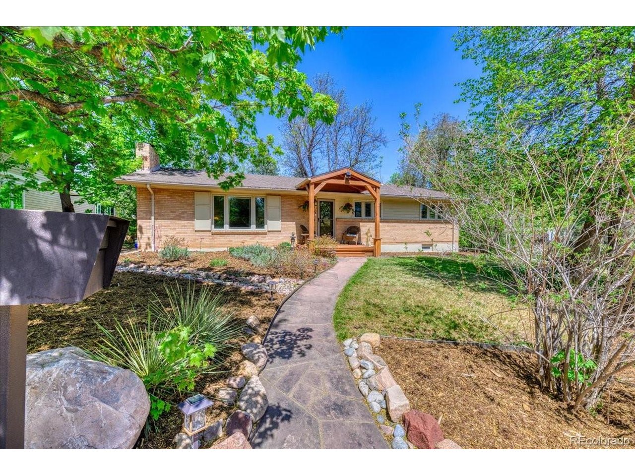 1635 Mariposa Ave