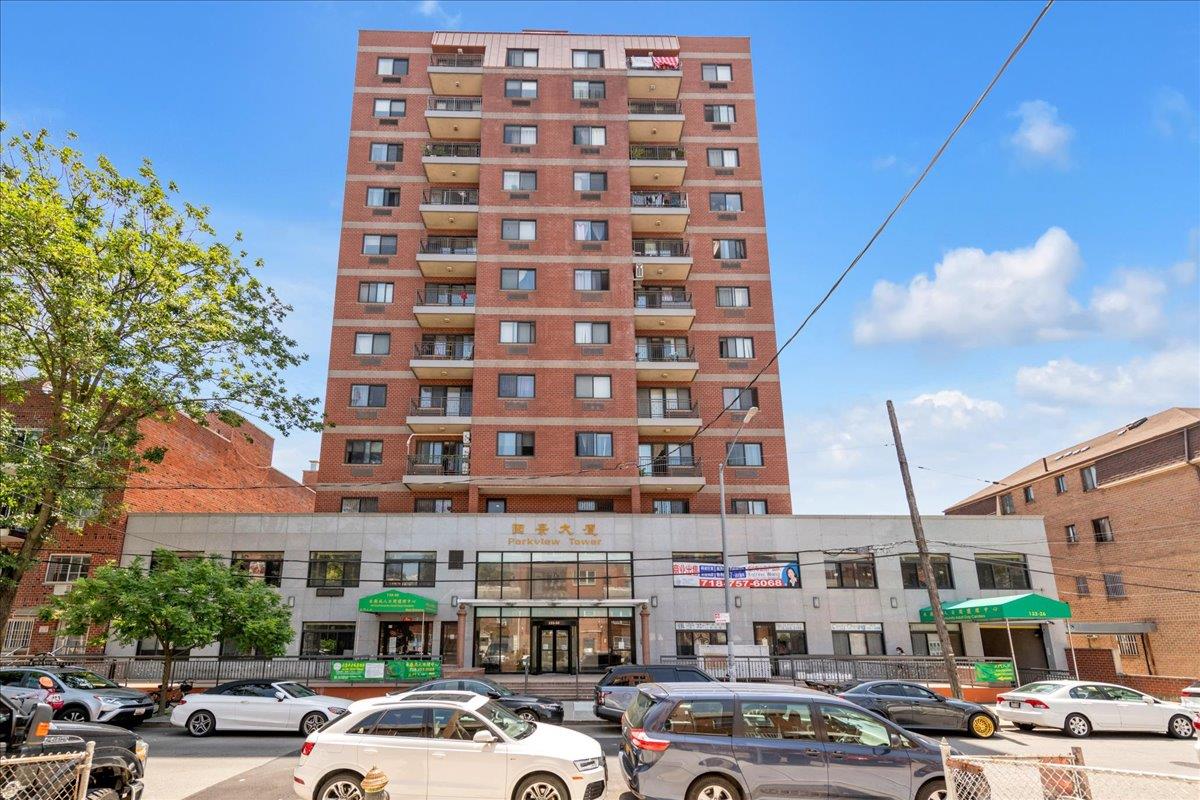 Commercial unit in prime location of Flushing! Located in the heart of Flushing, a high-traffic, prime community commercial building, each independent unit offers flexible area options, this 1, 526 sqft space is suitable for a variety of purpose whether itâ€™s adult/children daycare center, medical clinic, beauty salon, professional office, training/learning center, or as income generating investment, this is a golden opportunity not to be missed!