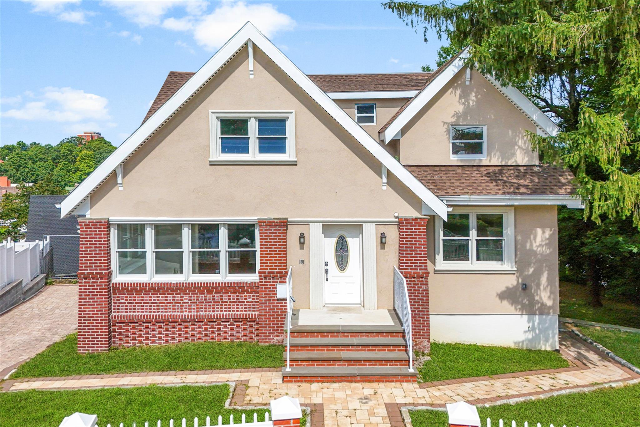 10 aka 73 Shawnee Avenue, Yonkers, NY 10710 | MLS #943271 | Zillow, image size:2048x1365